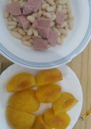 Una foto de Habichuelas con mortadela hallal y melocoton