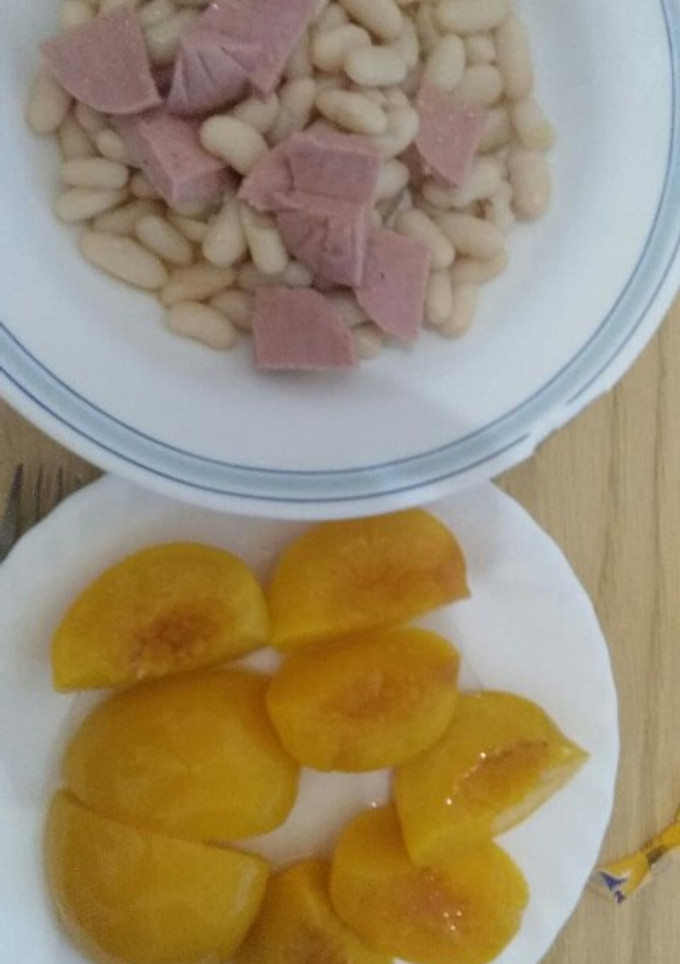 Una foto de Habichuelas con mortadela hallal y melocoton