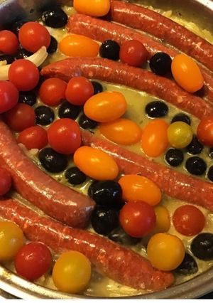Une photo de Merguez aux tomates cerises multicolores et olives noires