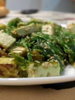 Una foto de Tofu con wakame