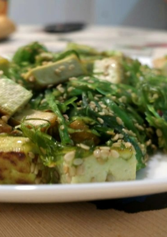 Una foto de Tofu con wakame