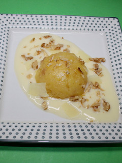 Una foto de Manzana asada sobre natillas