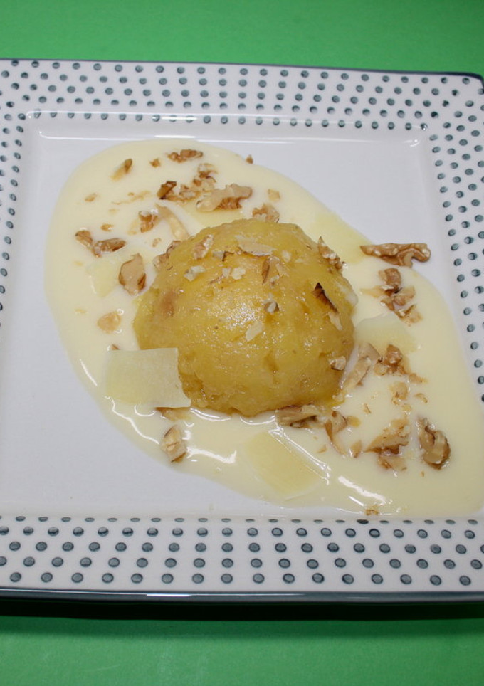 Una foto de Manzana asada sobre natillas