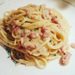 A picture of Spaghetti carbonara.