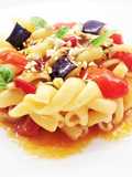 Fusilloni con datterini, salsa di alici e melanzane fritte