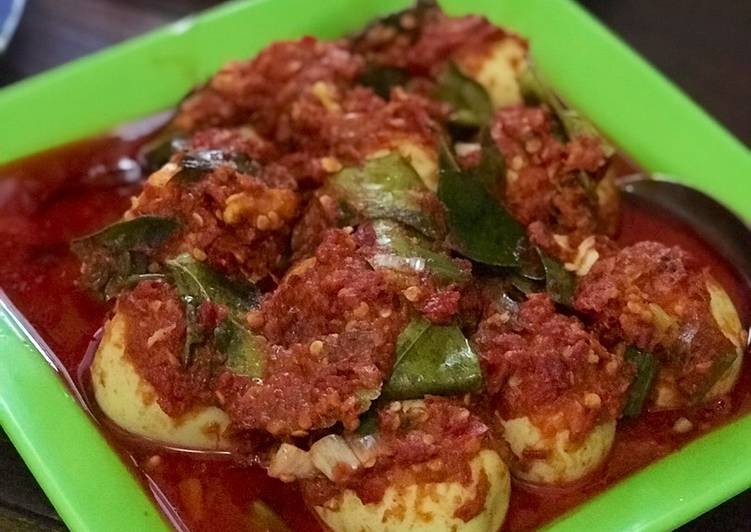 Cara Gampang Menyiapkan Telor bulat balado ala nen tusai yang Lezat