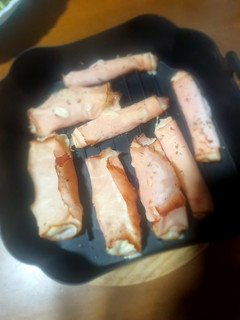 Una foto de Rollitos de pechuga de pavo con queso y piña en freidora de aire