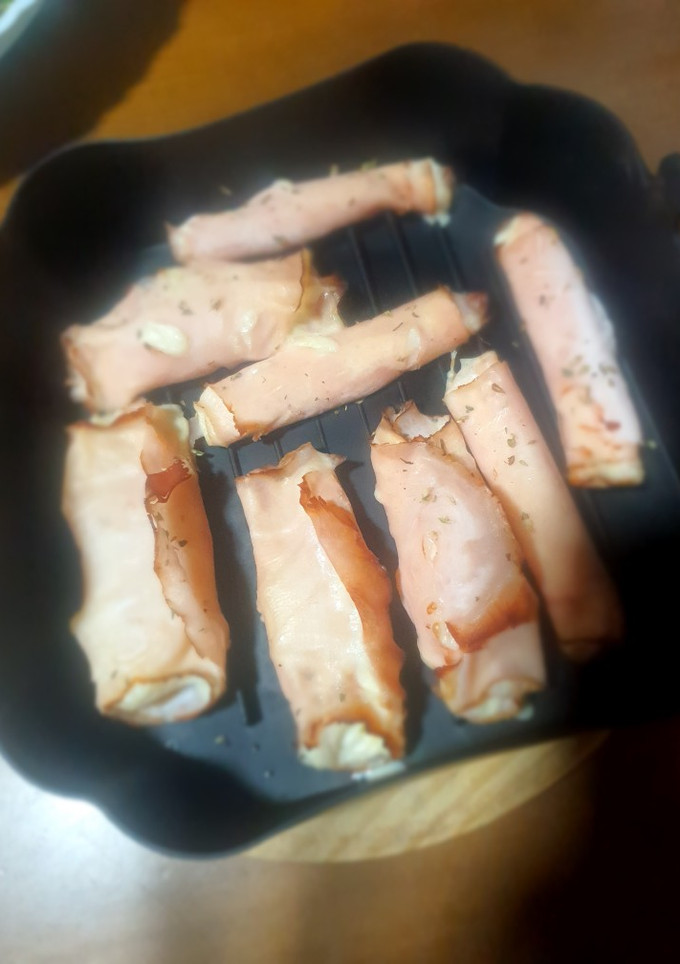 Una foto de Rollitos de pechuga de pavo con queso y piña en freidora de aire