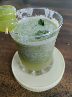 લીલી દ્રાક્ષ અને ફુદીનાનો જ્યુસ (Green Grapes Pudina Juice Recipe In Gujarati) રેસીપી મુખ્ય ફોટો