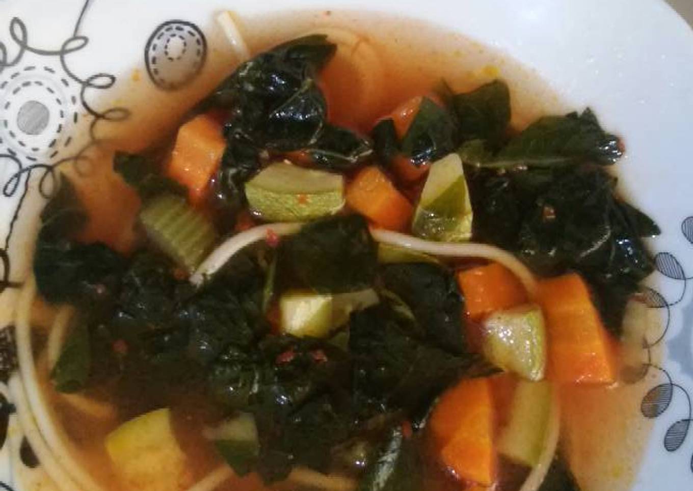 Sopa de espagueti con verduras