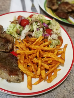 Una foto de Filete de cerdo especiado con boniato paja