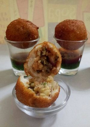 A picture of Potato stuffed Sama Rice pops.
