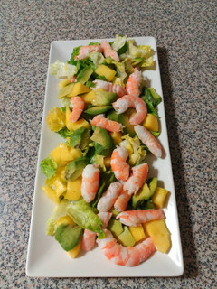 Una foto de Ensalada de cogollos mango y aguacate con langostinos