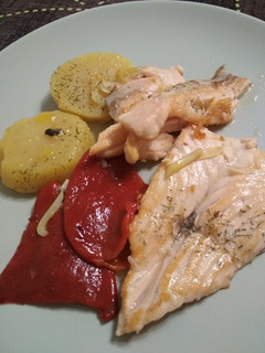 Una foto de Salmón con pimientos confitados y patata