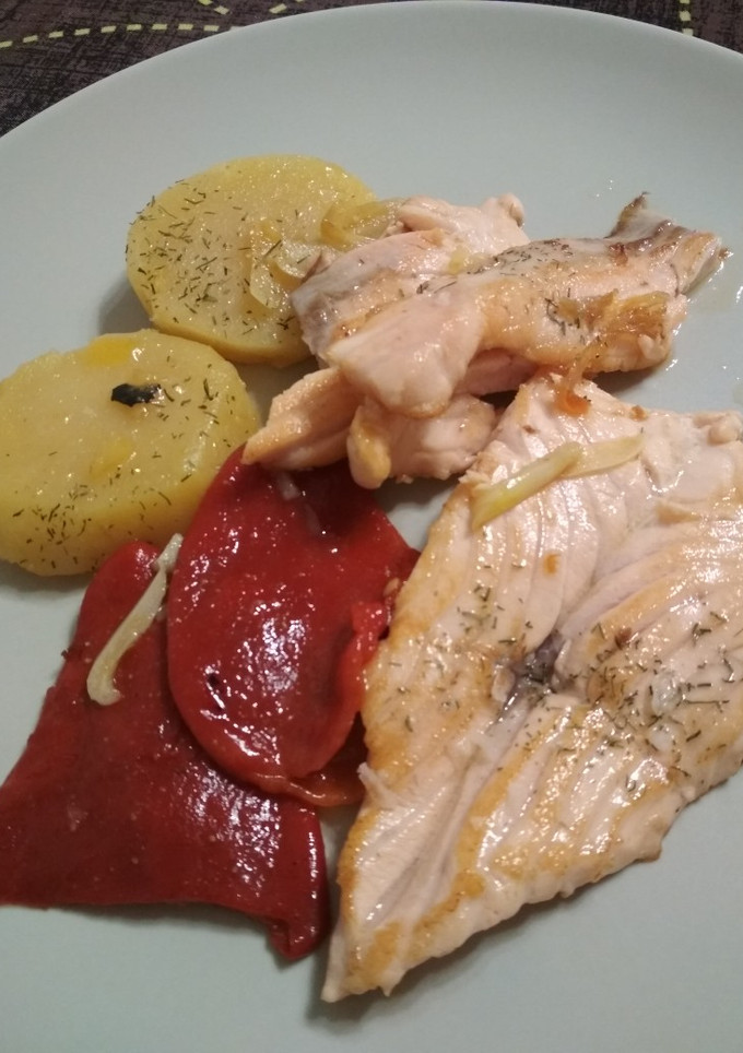 Una foto de Salmón con pimientos confitados y patata