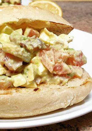 Foto principal de Pan cristal con ensaladilla de aguacate