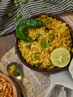 मटर पोहा (matar poha recipe in Hindi) रेसिपी मुख्य फोटो