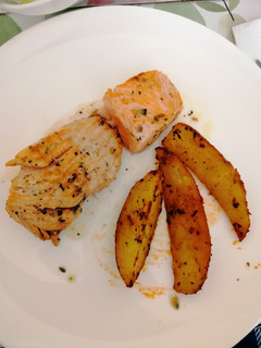 Una foto de Salmón a la mantequilla con papas rústicas