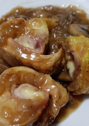 Una foto de Muslos de pollo rellenos con salsa de setas