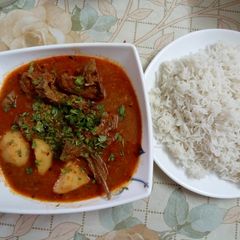 A picture of Aaloo gosht.