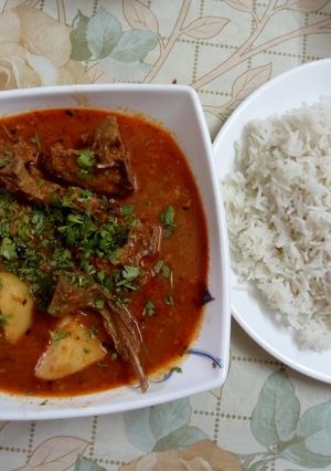 A picture of Aaloo gosht.