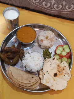 ગુજરાતી થાળી ફુલ ડીસ રેસીપી મુખ્ય ફોટો