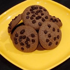 A picture of Chocolate chocochip cookies.