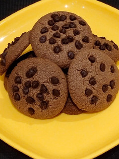A picture of Chocolate chocochip cookies.