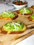 Bruschetta Bơ và Phô Mai Parmesan