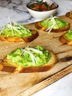Hình của món Bruschetta Bơ và Phô Mai Parmesan.