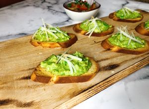 Hình của món Bruschetta Bơ và Phô Mai Parmesan.