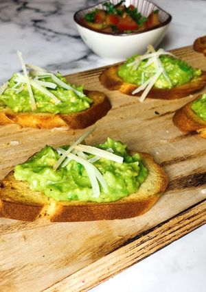 Hình của món Bruschetta Bơ và Phô Mai Parmesan.
