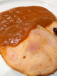 Una foto de Roti de pollo con salsa de ciruelas y manzanas al Pedro Ximénez. En olla express