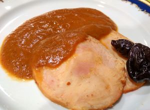 Una foto de Roti de pollo con salsa de ciruelas y manzanas al Pedro Ximénez. En olla express