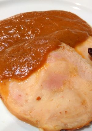 Una foto de Roti de pollo con salsa de ciruelas y manzanas al Pedro Ximénez. En olla express