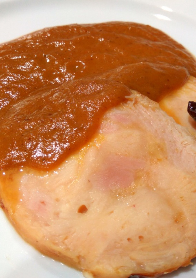Una foto de Roti de pollo con salsa de ciruelas y manzanas al Pedro Ximénez. En olla express