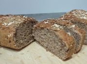 Una foto de pan de trigo sarraceno y lino