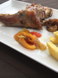 Una foto de Paletilla y pierna de lechazo asado en olla lenta
