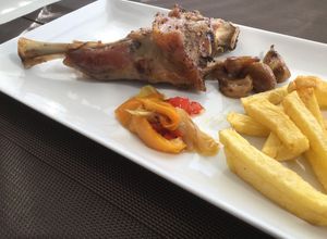 Una foto de Paletilla y pierna de lechazo asado en olla lenta