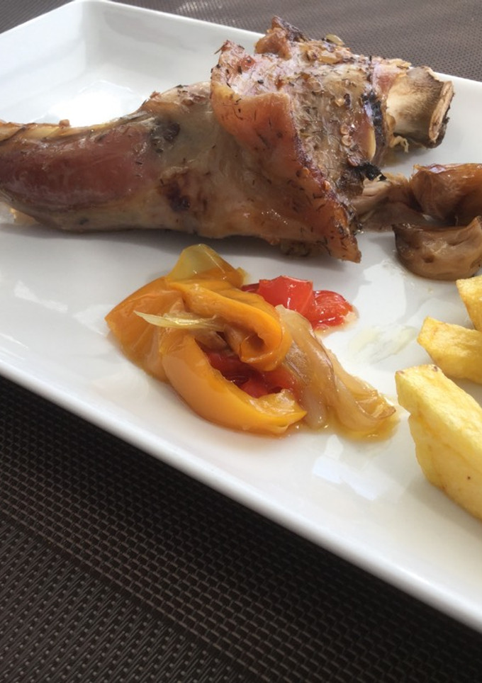 Una foto de Paletilla y pierna de lechazo asado en olla lenta