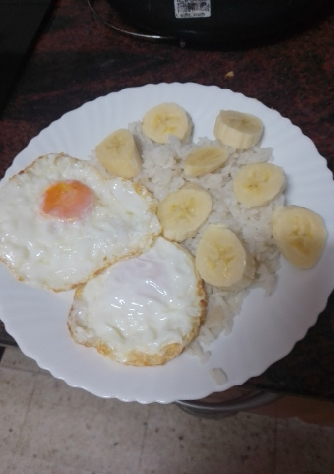 Una foto de Arroz blanco con huevo frito y plátano