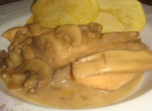 Una foto de Pechugas de pollo al champiñón