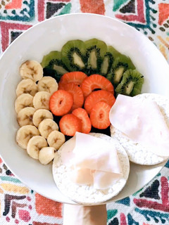 Una foto de Tortitas de arroz con pavo y mix de frutas