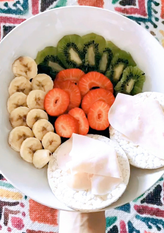 Una foto de Tortitas de arroz con pavo y mix de frutas