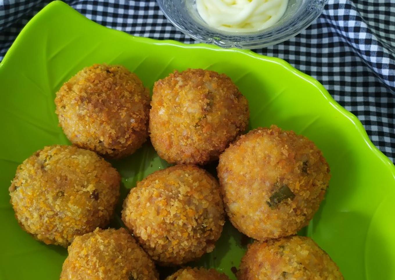 Bola-bola nasi (kreasi untuk si kecil)