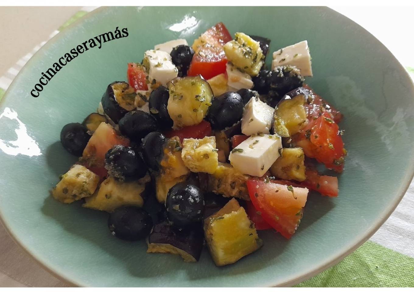 Ensalada griega con berenjena