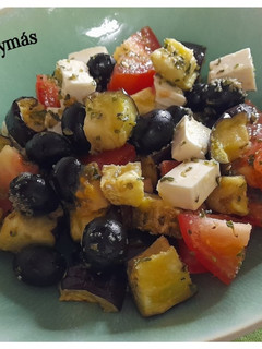 Una foto de Ensalada griega con berenjena