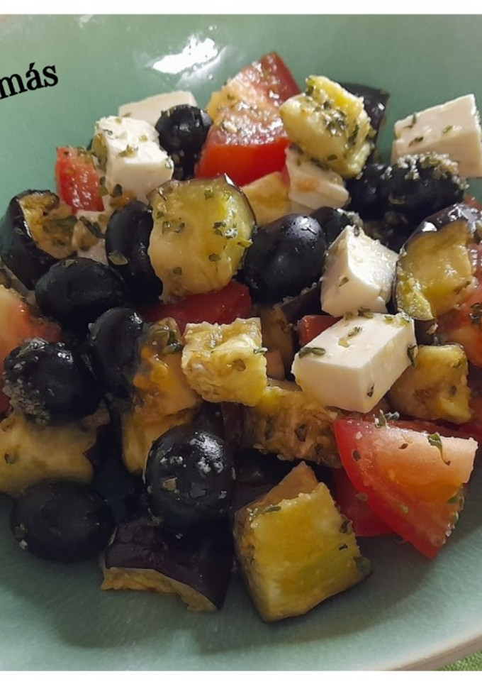 Una foto de Ensalada griega con berenjena