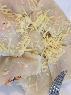 Una foto de Raviolones caprese