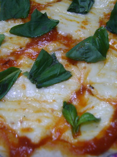Una foto de Pizza casera margarita
